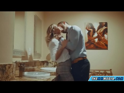 ❤️ Pe a faaosoosoina oe e se blonde busty i totonu o se faletaele lautele ❤ Pono Tulaga  ❤